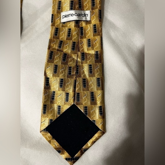 Pierre Cardin 100 percent silk gold with geometric design scarf office wear​​​​​ - Picture 3 of 7